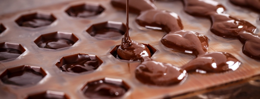 Putting chocolate in mold, make praline