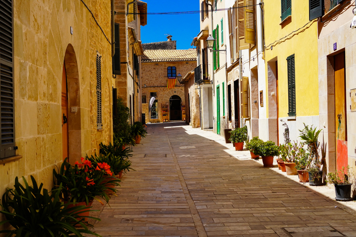 narrow street in the old town of Alcúdia, Mallorca in Spain