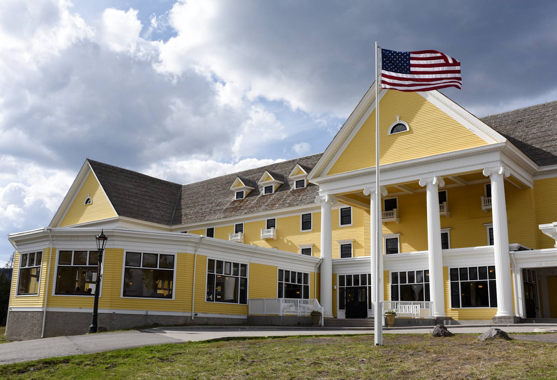 Lake Yellowstone Hotel